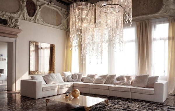 Большая люстра в гостиной