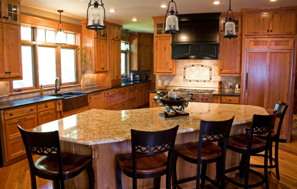 Большой стол в кухне