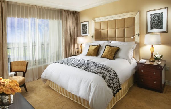 Большое окно в спальне