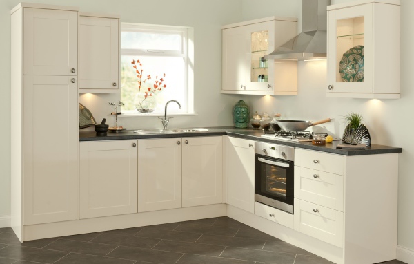 Небольшая светлая кухня