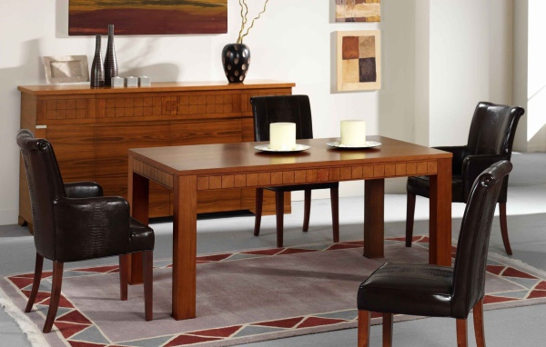 Небольшой стол в столовой