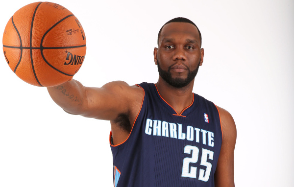 Эл Джефферсон с баскетбольным мячом