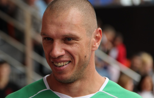 Александр Филимонов вратарь клуба Арсенал Тула на фоне трибун