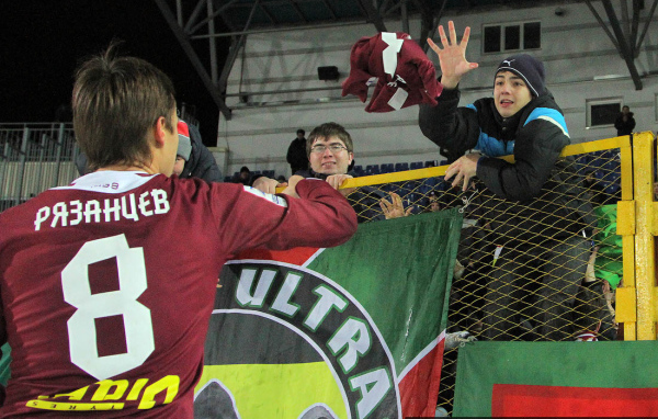 Александр Рязанцев полузащитник приветствует болельщиков