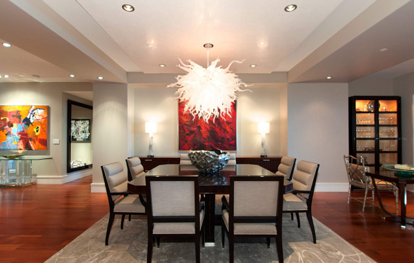 Необычная люстра в столовой