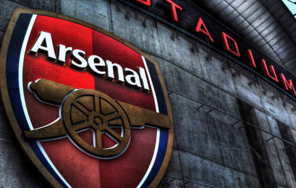 Арсенал логотип на стене