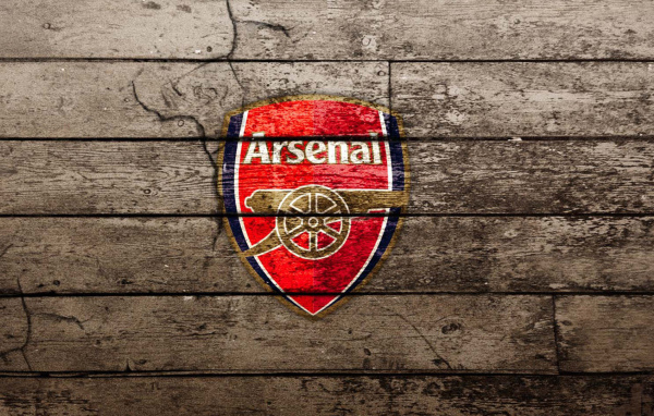 Арсенал на деревянном фоне