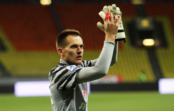 Артем Ребров вратарь Спартака на фоне трибун