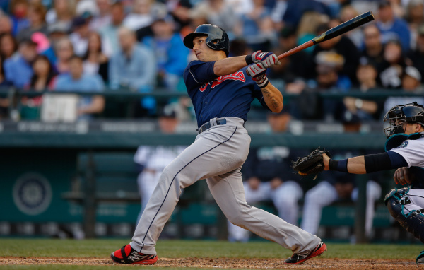 Асдрубал Кабрера отбивает мяч