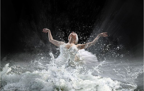 Балерина танцует в воде