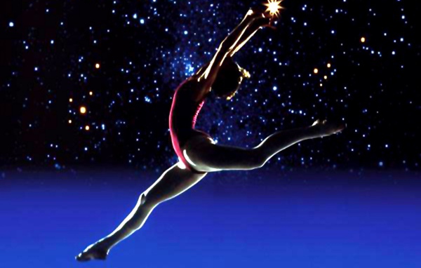 Балерина на фоне звезд