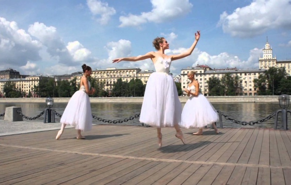 Балерины на пристани