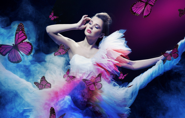 Балерина в окружении бабочек