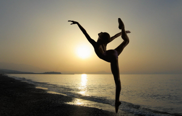 Танец балерины на пляже