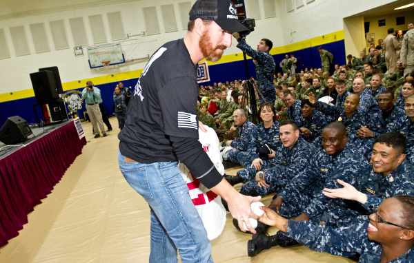 Бейсболист Адам Ляруш с военными