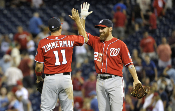 Бейсболист Адам Ляруш с товарищем по команде