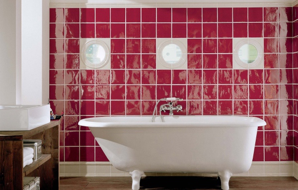 Ванна на красном фоне