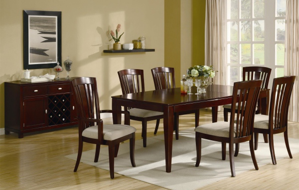 Красивая столовая в доме