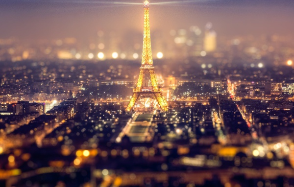 Красивая фотография Эйфелевой башни ночью