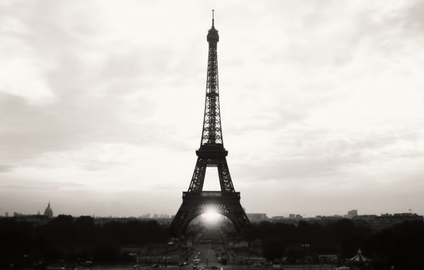 Красота Эйфелевой башни, чёрно-белое фото