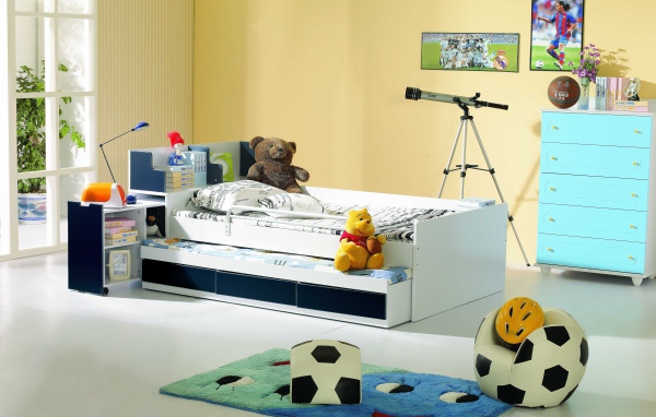 Кровать и игрушки в детской комнате