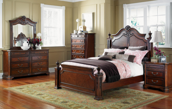 Кровать у окна в спальне