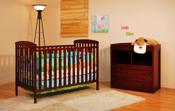 Кровать для грудного ребенка в детской