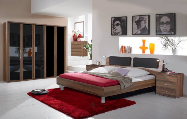 Спальня с красным ковром