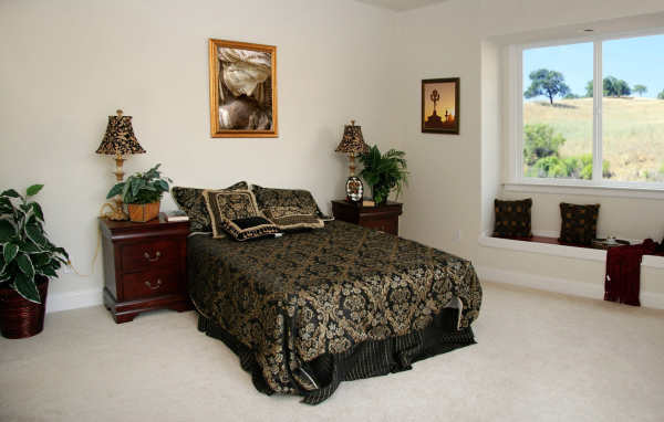 Черное покрывало на кровати в спальне