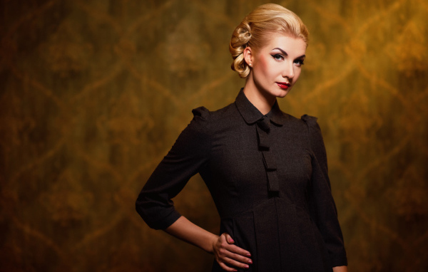 Блондинка на коричневом фоне