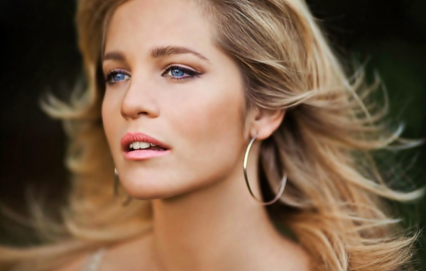 Голубоглазая модель Лиз Солари