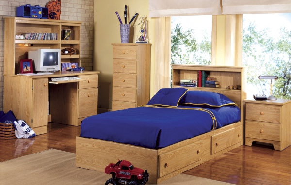 Голубая постель в детской комнате