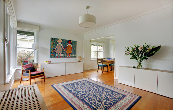 Голубой коврик в гостиной