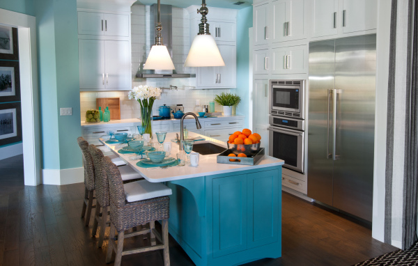 Голубой стол в кухне