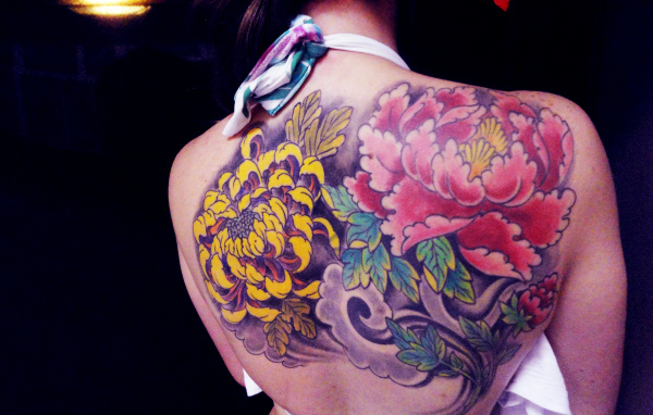 Тату букет на спине у девушки