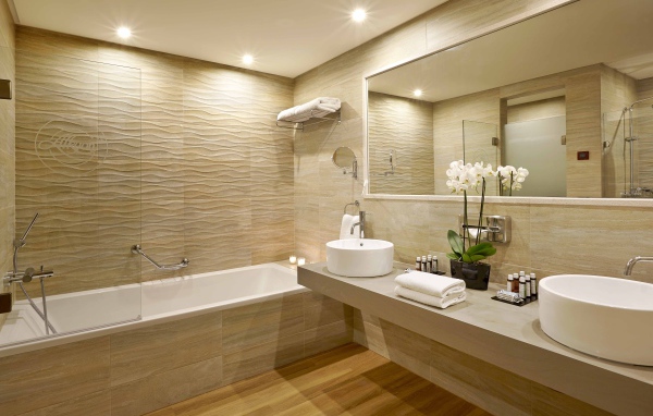 Светлая ванная комната