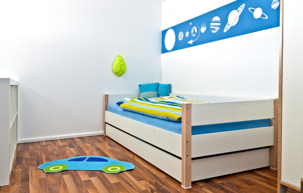 Яркая кровать в детской комнате