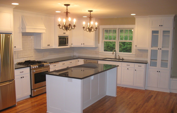 Яркие люстры на кухне