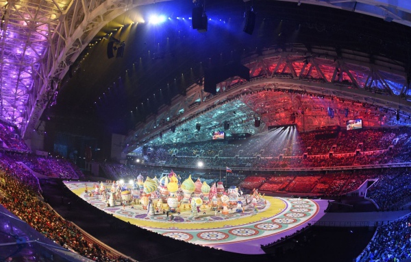Яркая подсветка на стадионе на открытии Олимпиады в Сочи