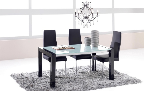 Яркая современная столовая