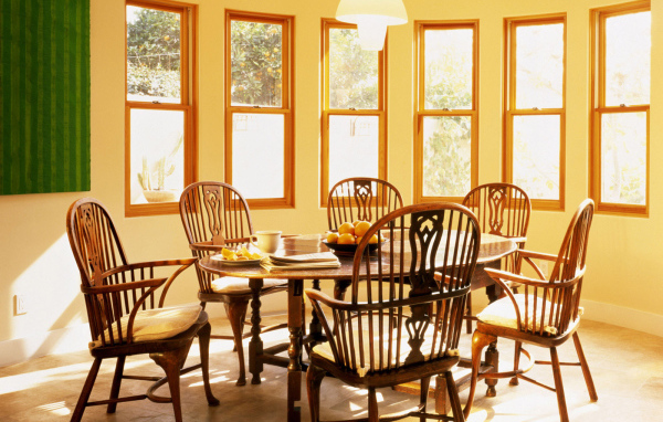 Солнечная яркая столовая
