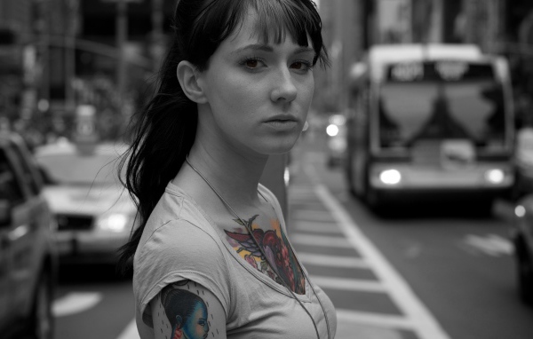 Кареглазая девушка с тату