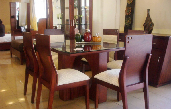 Коричневые стулья в столовой