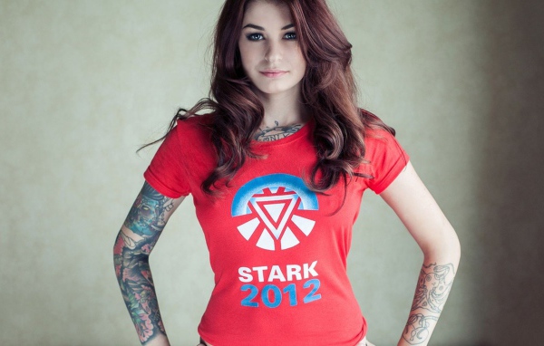 Шатенка с татуированными руками