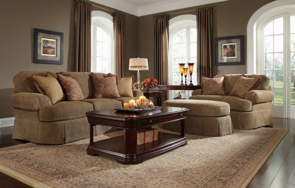 Коричневый диван в гостиной