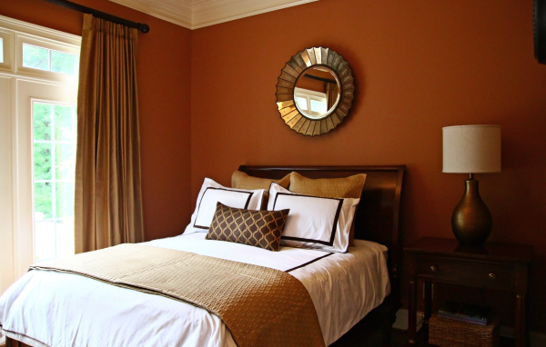 Коричневые стены в спальне