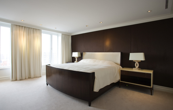 Коричневая стена в спальне