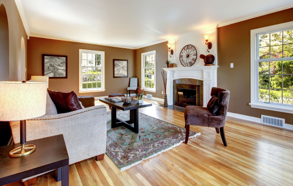 Коричневые стены в гостиной