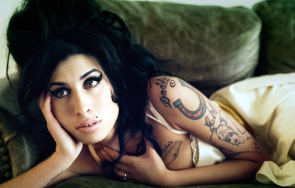 Девушка брюнетка с татуировкой
