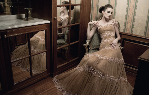 Брюнетка в шикарном платье